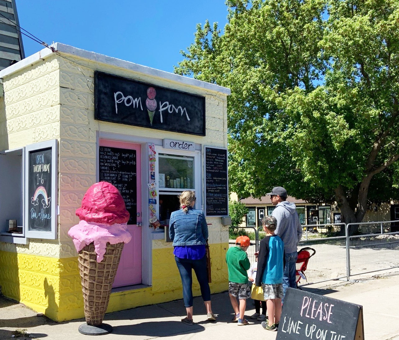 Pom Pom Treat Hut