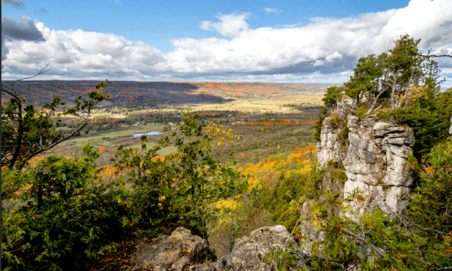 lookout over a mountain with fall colours